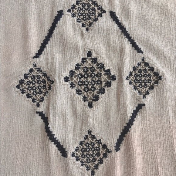 Umgee Cream and Blue Tunic Top with Chic Design - Picture 2 of 8